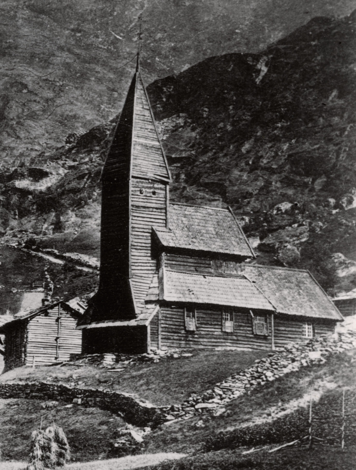Busfräckt foto av stavkyrkan i Fortun anno 1873, innan den flyttades till Bergen