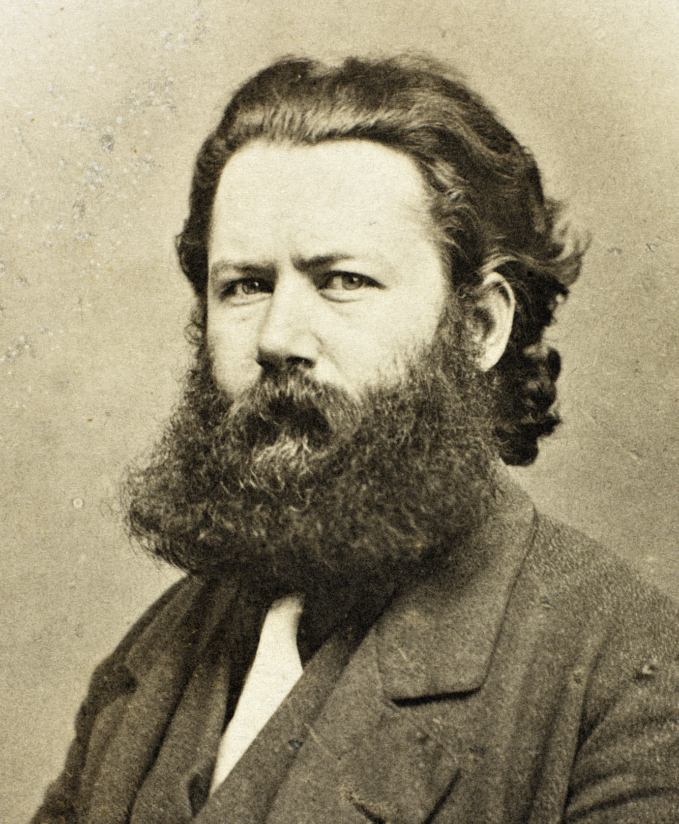 En ung och episkt skäggig Henrik Ibsen i mitten av 1860-talet